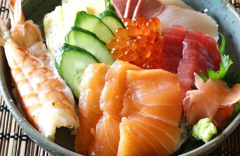 Chirashi Sushi poke bowl atún y salmón
