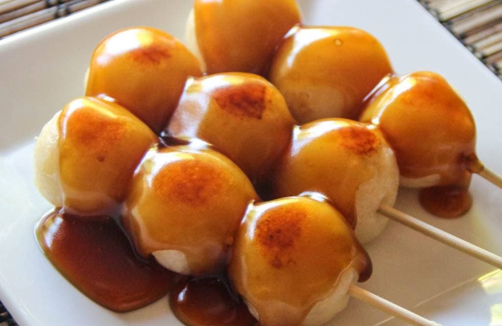 mitarashi dango bolas de mochi